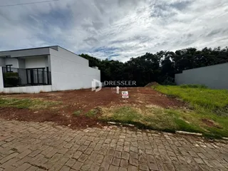 Fachada de uma residência em Lajeado, Brasil, com área externa em terra.