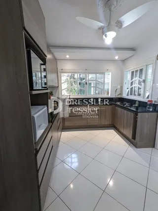 Foto de um cômodo interno com armários de madeira.