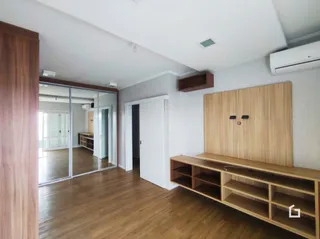 Interior de um ambiente com piso de madeira e portas de madeira