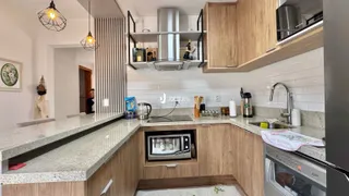 Uma cozinha moderna com armários de madeira e bancadas de granito.