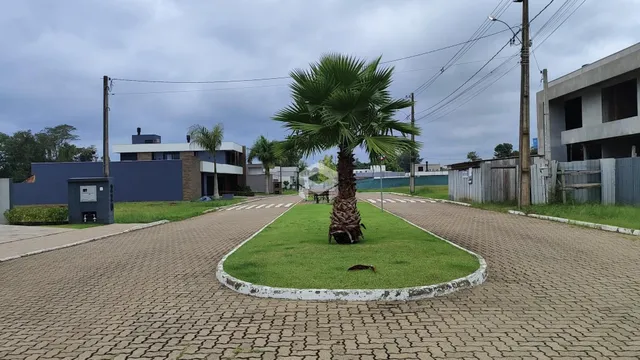 Vista da fachada de uma propriedade com gramado e paisagismo em Lajeado.