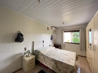 Quarto com cama e armário em um imóvel.