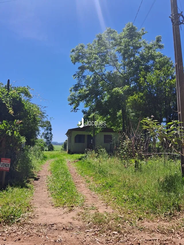 Vista da propriedade rural em Lajeado, Brasil, com vegetação ao redor.