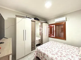 Quarto com armários e cama em um imóvel no Brasil.
