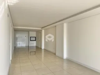 Corredor interno com piso de cerâmica e paredes brancas.