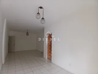 Hall de entrada com piso de cerâmica branco.