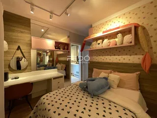 Quarto com cama e decoração em ambiente interno.