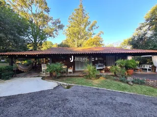 Fachada de uma casa em Lajeado, Brasil, com telhado de telhas.