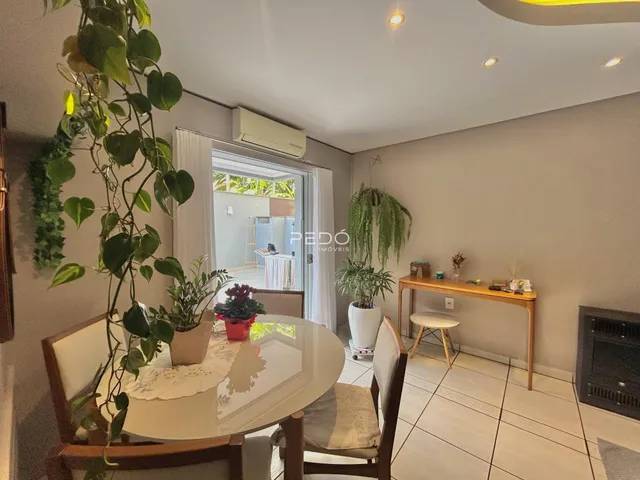 Ambiente interno com decoração verde e piso claro.