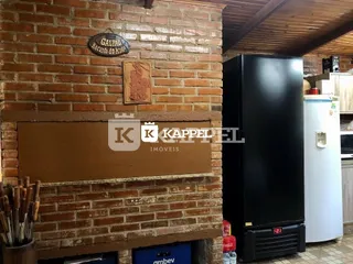 Parede de tijolos aparentes com um painel marrom em uma propriedade.