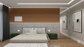 Quarto com cabeceira de madeira e roupa de cama clara.