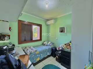 Quarto com janela de madeira em sala de estar no Brasil.