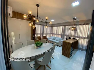 Ambiente interno de uma sala de jantar com mesa e decoração moderna.