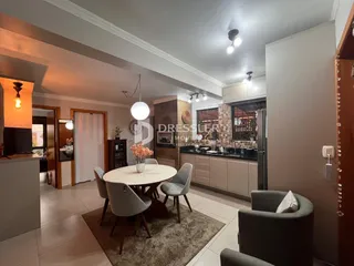 Ambiente interno de uma sala de jantar e cozinha em um imóvel no Brasil.