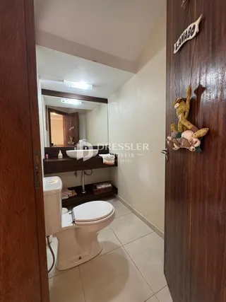 Vista de um corredor com banheiro em uma residência.