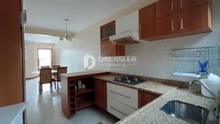 Vista da cozinha e área de jantar de um imóvel em Lajeado.