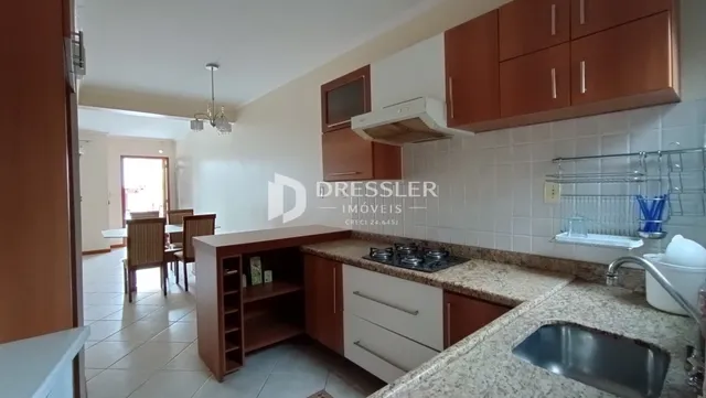 Vista da cozinha e área de jantar de um imóvel em Lajeado.