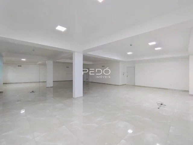 Ambiente interno amplo com piso de cerâmica e paredes brancas.