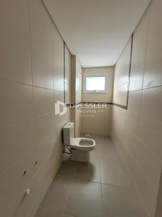Corredor interno com paredes brancas e piso claro.