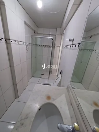 Foto de um banheiro com revestimento de cerâmica branca.