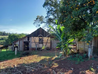 Fachada de uma construção rústica de madeira em Lajeado, Brasil.
