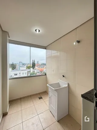 Foto do interior de um banheiro com revestimento cerâmico.