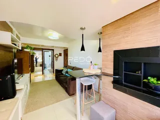Sala de estar e cozinha de um imóvel em Lajeado, Brasil com lareira moderna.