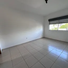 Foto de um cômodo interno com piso de cerâmica e janela.