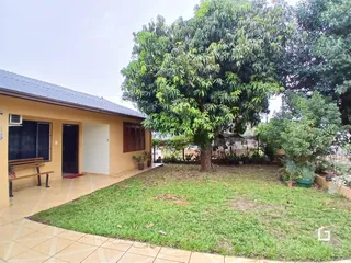 Vista externa de uma casa com jardim e gramado em Lajeado, Brasil.