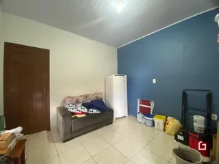 Sala de estar com paredes azuis e piso de cerâmica.