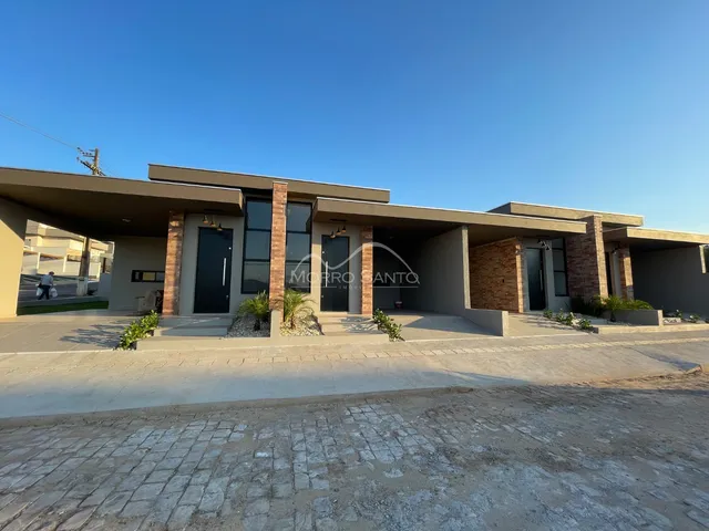 Fachada moderna de uma casa residencial em Lajeado, Brasil, com detalhes em tijolo aparente.