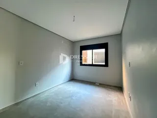 Vista interna de um cômodo com paredes cinzas e piso claro.