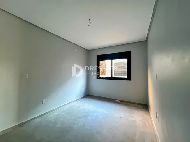 Vista interna de um cômodo com paredes cinzas e piso claro.