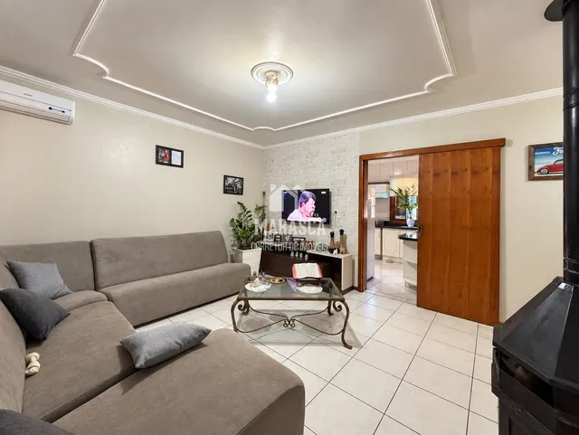 Sala de estar com sofá e piso de cerâmica clara.