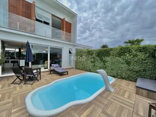 Vista da fachada de uma casa com piscina e deck em Lajeado, Brasil.