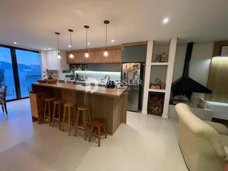 Cozinha moderna com ilha e vista para o exterior.