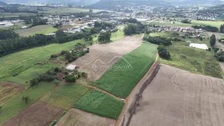 Vista aérea de campos agrícolas e paisagem rural em Lajeado, Brasil.
