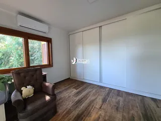Sala de estar com armário branco e janela.