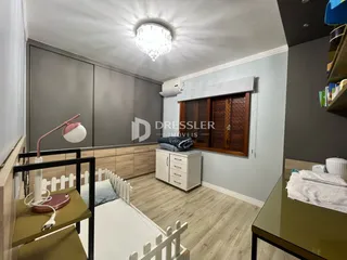 Quarto com armários e piso de madeira em um imóvel no Brasil.