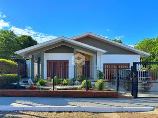 Fachada de uma residência em Lajeado, Brasil, com muro e portão de ferro.