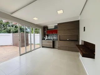 Sala de estar com portas de vidro que dão acesso a um pátio externo.