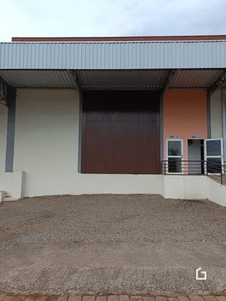 Fachada externa de uma residência em Lajeado, Brasil, com telhado metálico.