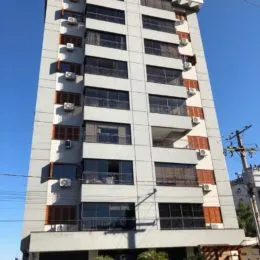 Fachada de um prédio residencial alto em Lajeado, Brasil.
