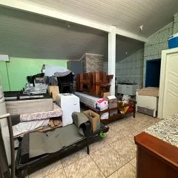 Vista interna de um ambiente com materiais armazenados no chão.