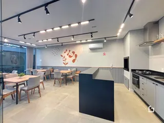 Ambiente de sala de jantar com mesas e cadeiras em um imóvel no Brasil.