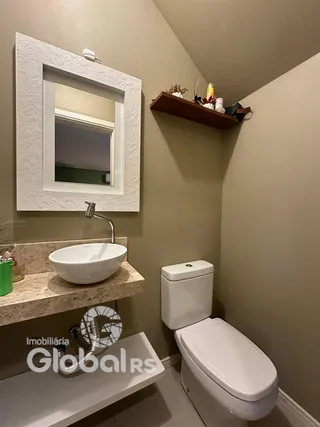 Foto de um banheiro com pia e vaso sanitário em uma residência.