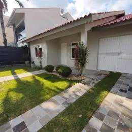 Fachada de uma casa residencial em Lajeado, Brasil, com paisagismo frontal.