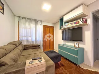 Sala de estar com sofá e televisão em um apartamento.