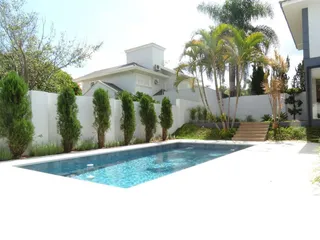 Vista externa de uma residência com piscina e jardim em Lajeado.