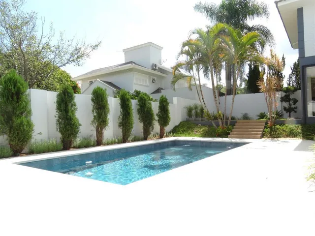 Vista externa de uma residência com piscina e jardim em Lajeado.